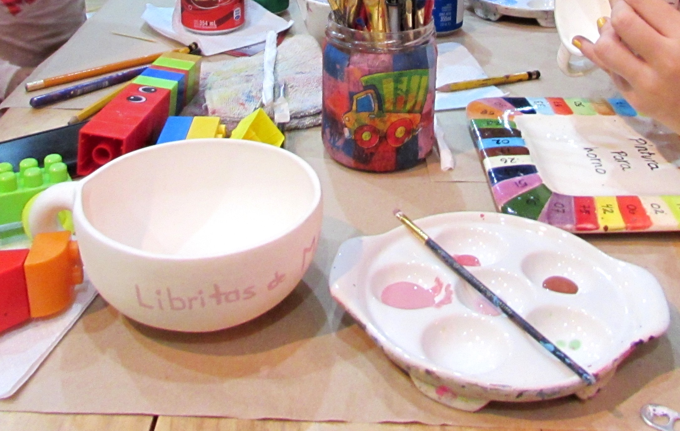 “Paint your own coffee mug Party”… Cerámica & Café Studio